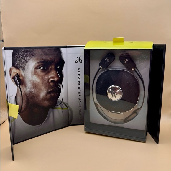 Jaybird Earbuds SecureFit Wireless Freedom Sprint Premium Bluetooth Buds - Picture 1 of 3